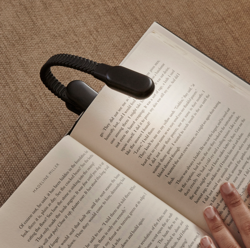 lampe de lecture clivable et rechargeable - kikkerland mycrazystuff.com lampe de lecture clivable et rechargeable - kikkerland mycrazystuff.com